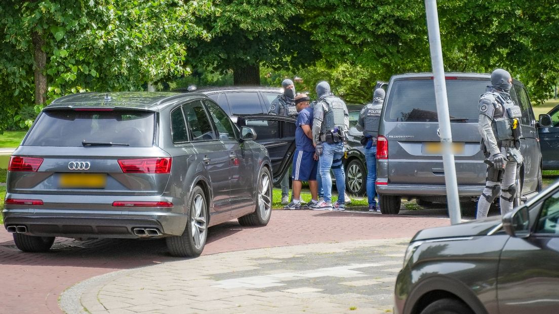 Een arrestatieteam houdt een verdachte aan aan de Oliemuldersweg in de stad Groningen