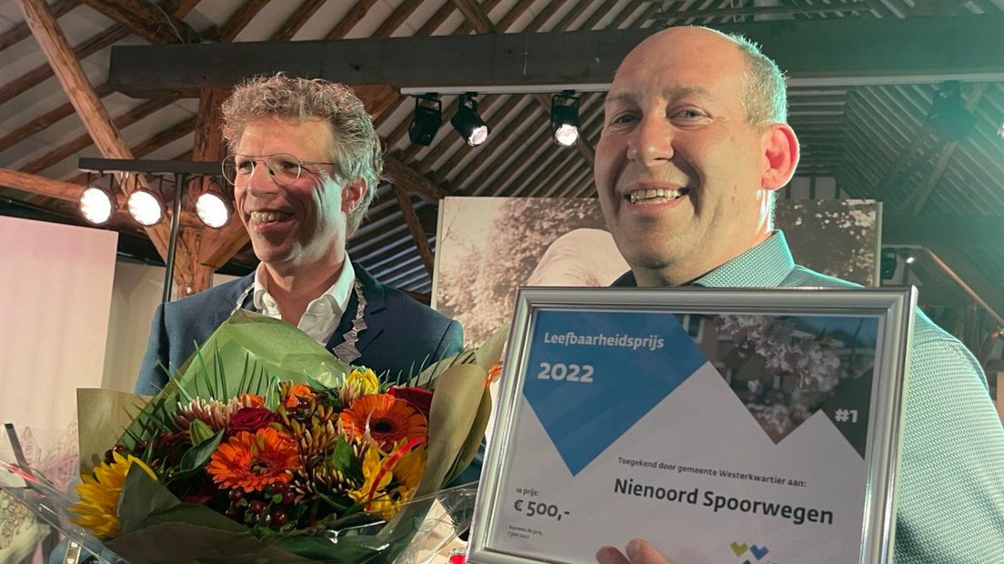 Ronald Smits van Nienoord Spoorwegen, links burgemeester Ard van der Tuuk