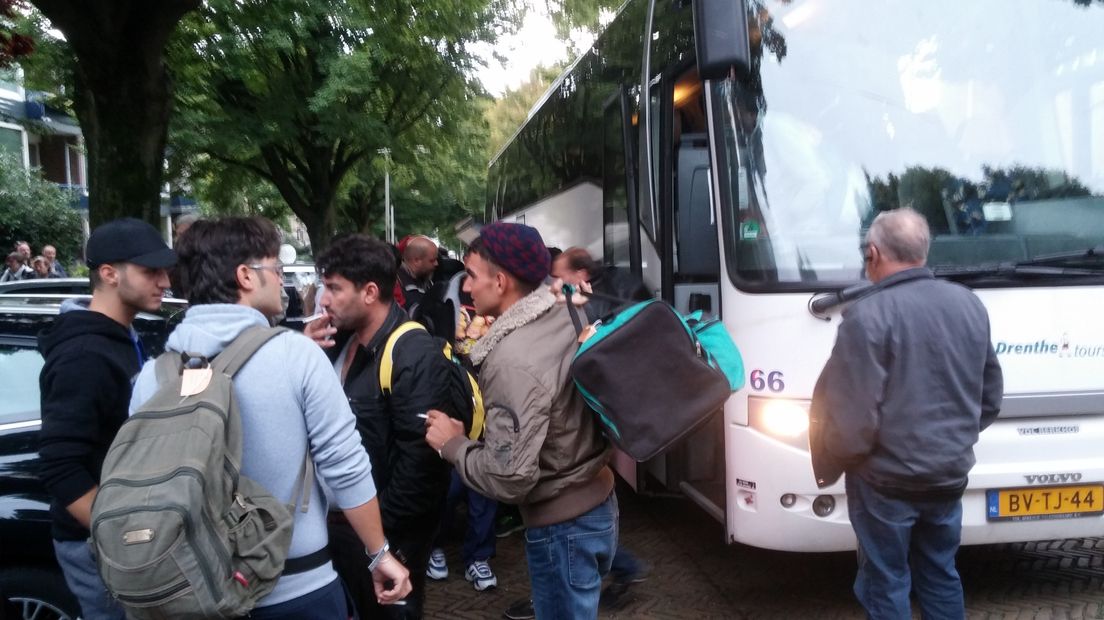 Asielzoekers komen aan bij de voormalige Koepelgevangenis in Arnhem