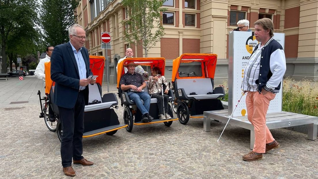 De presentatie van de riksja met wethouder Philip Broeksma