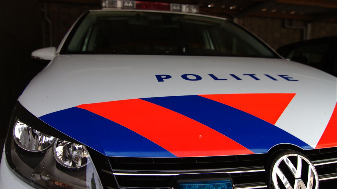 De politie houdt de man in de gaten (Rechten: archief RTV Drenthe)