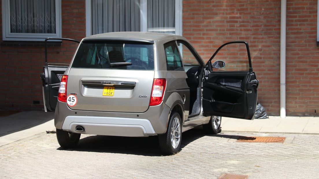 De man reed met de brommobiel tegen de gevel van een seniorenwoning