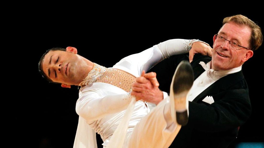 Deelnemers aan de Same-Sex Ballroom Dancing zwieren over de dansvloer tijdens de EuroGames in Rotterdam, in 2011.