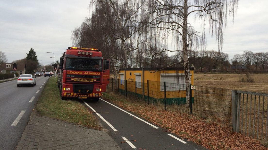 Inmiddels staat een bouwkeet op het terrein dat wordt gesaneerd (Rechten: RTV Drenthe/Jeroen Kelderman)