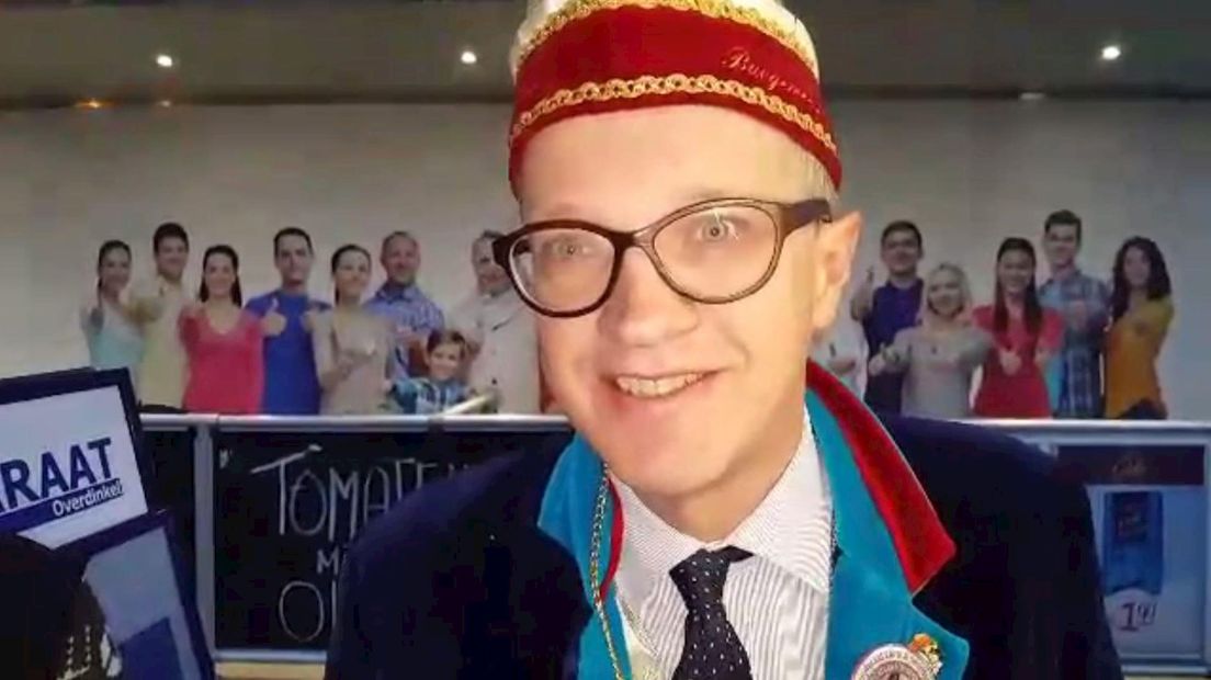 Burgemeester Sijbom bakt eieren voor de wagenbouwers