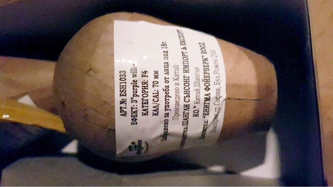 De opschriften zijn in een vreemde taal, met het cyrillische alfabet