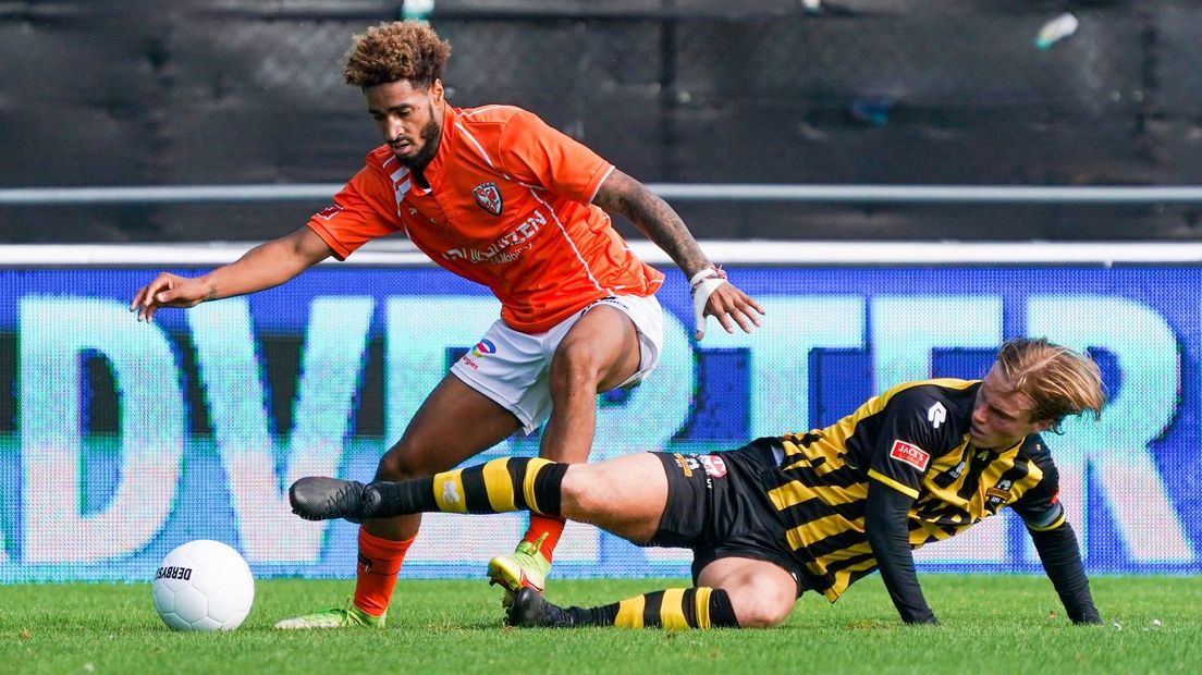 Rijnsburgerse Boys-spits Dani van der Moot (rechts) probeert de bal af te snoepen van TEC-speler Ricardo Pereiro