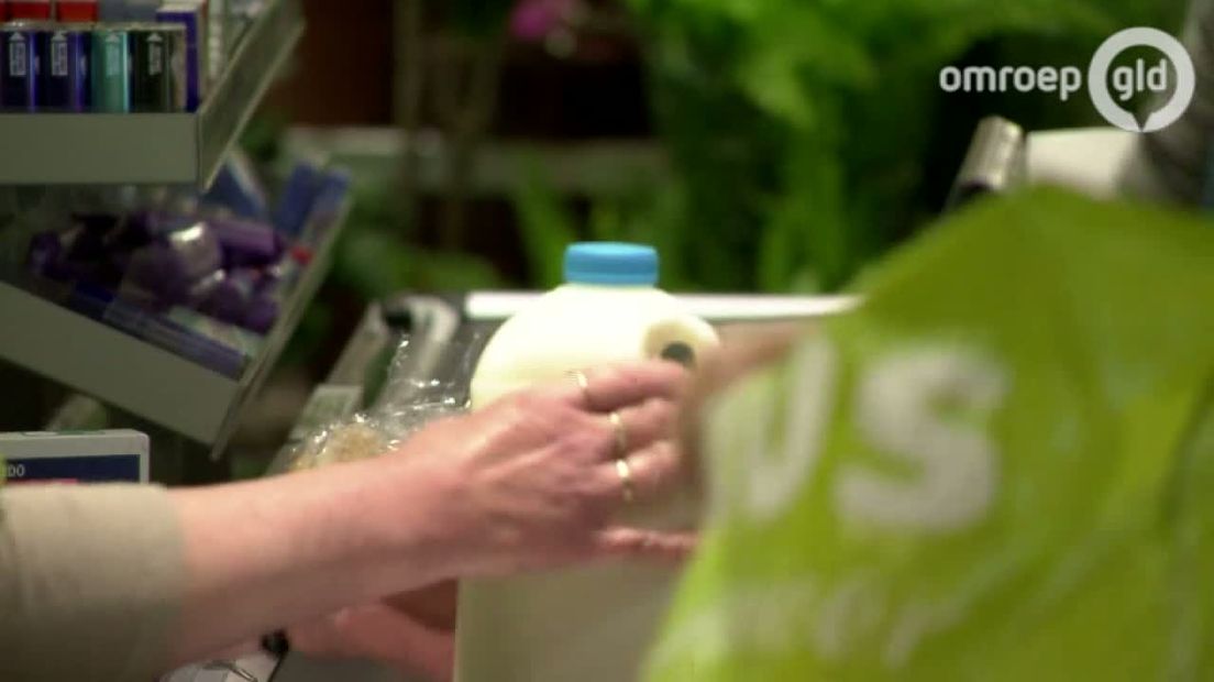 Vanaf volgende week maandag is zogenoemde A2-melk voor het eerst verkrijgbaar in de supermarkten van Plus en Coop. Mensen die last hebben van maag- of darmklachten na het drinken van reguliere melk (A1-melk) zouden deze klachten niet hebben bij het drinken van A2-melk.