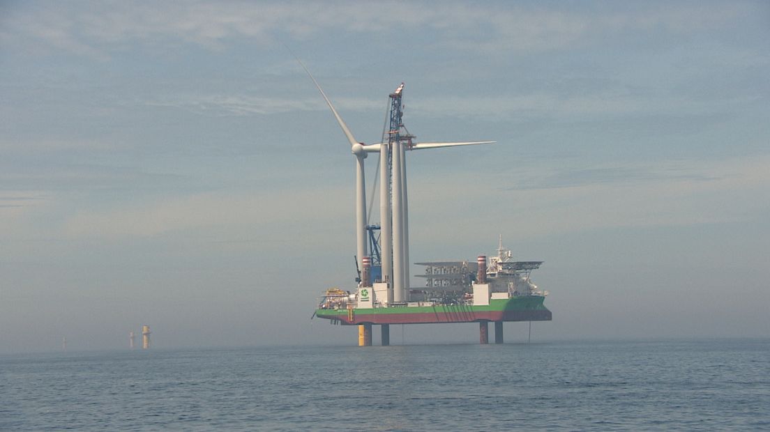 Een blad wordt in een windturbine gezet bij windparken Borssele 1 en 2