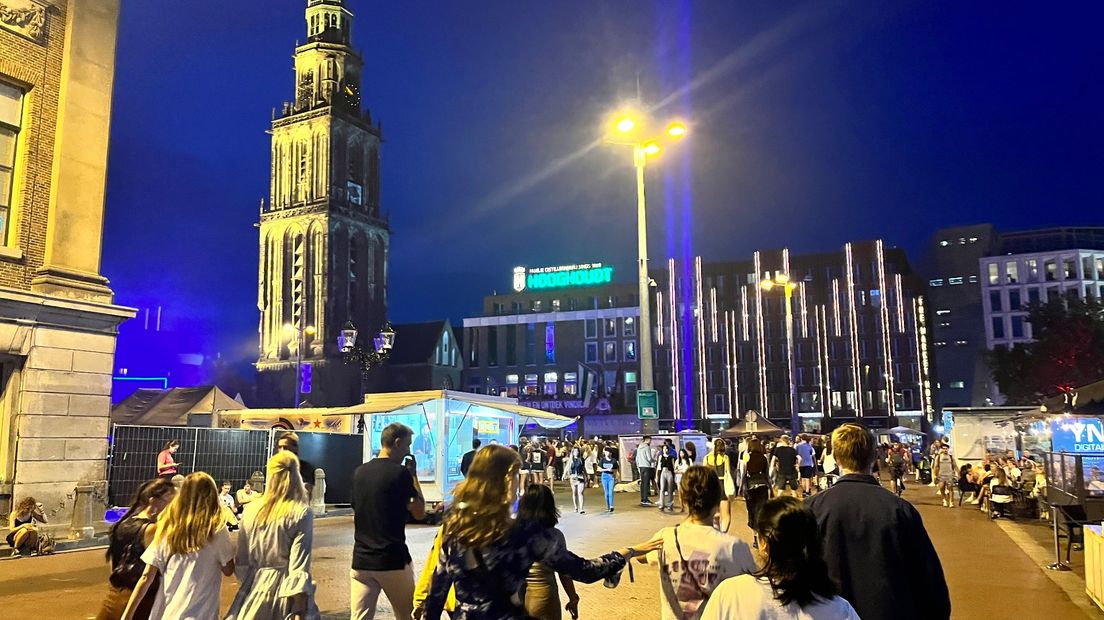 Aankomen op een volle Grote Markt