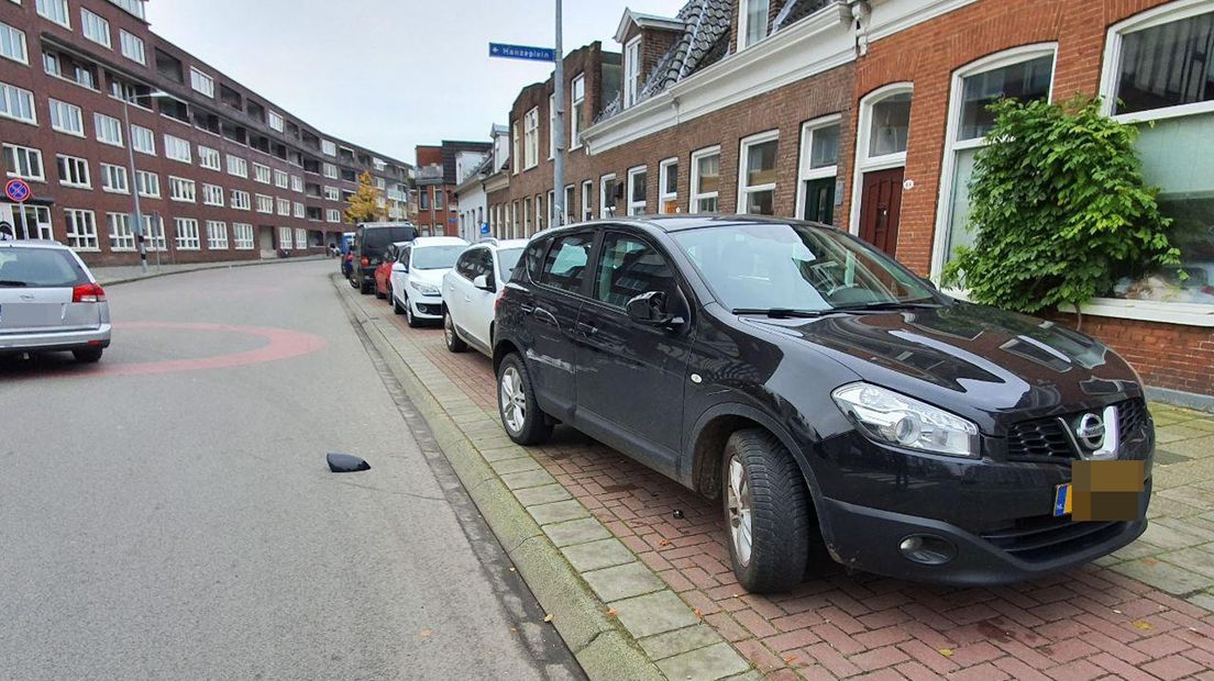 De auto die werd geraakt door de bus