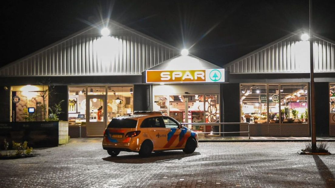 Agenten kwamen in kogelwerende vesten naar de supermarkt.