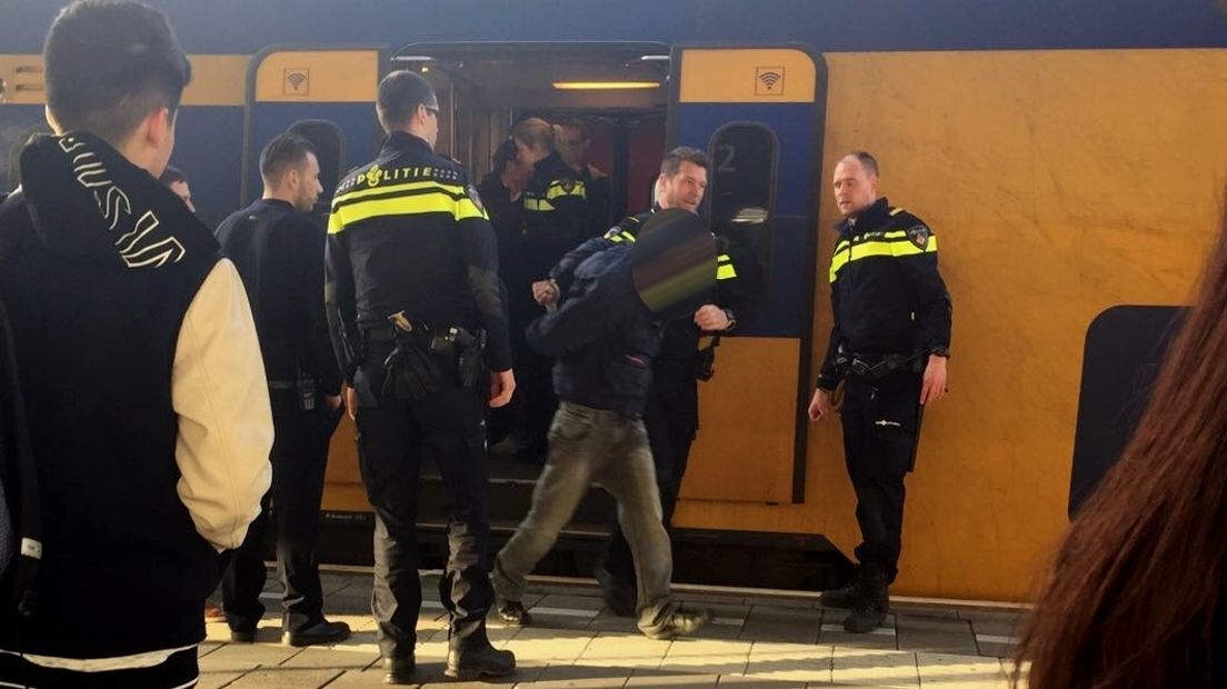 Conducteur krijgt kopstoot, omstanders overmeesteren man