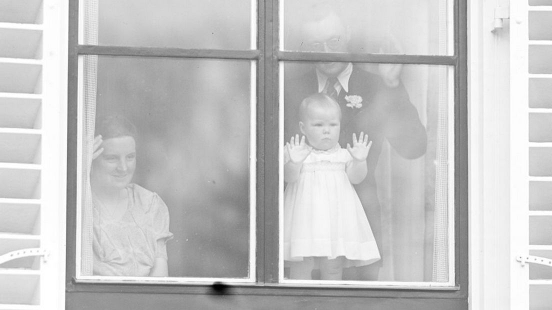 Soestdijk is vooral bekend van de defilés. Beatrix is hier 1 jaar.