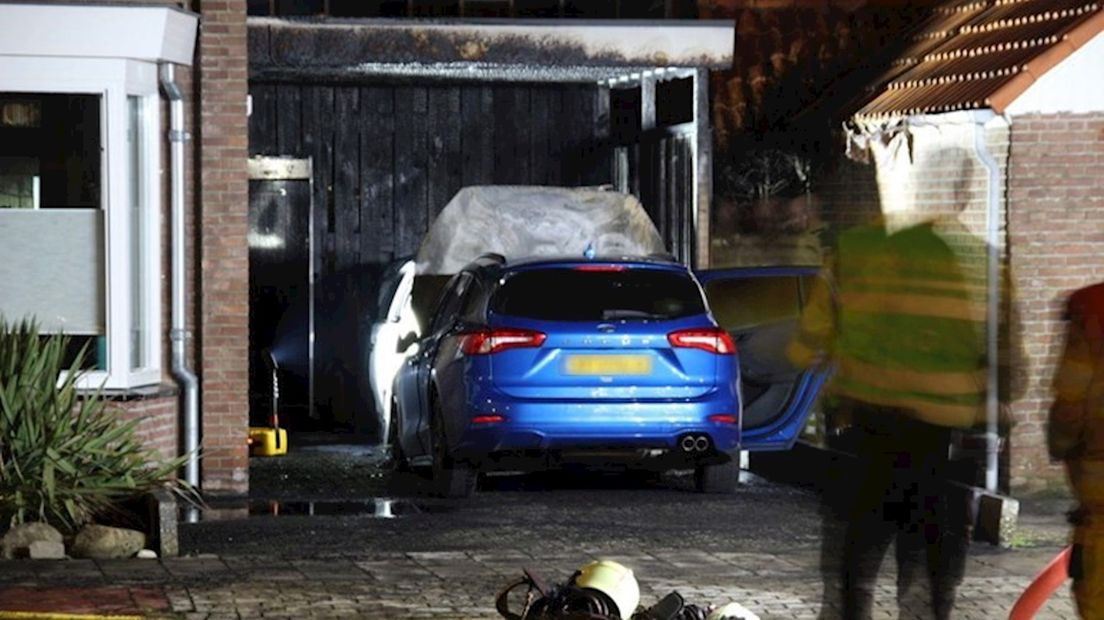 Twee auto's in brand in Deventer, politie vermoedt weer brandstichting