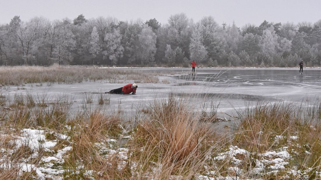 Schaatsers Leersumse Veld zakt door het ijs.