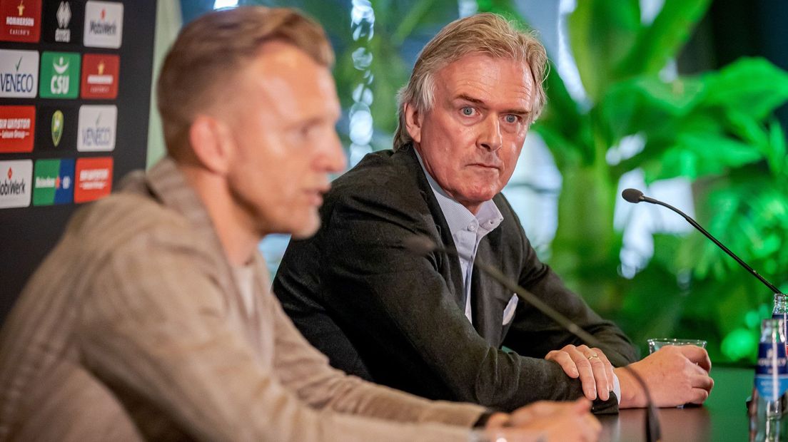 Algemeen directeur Reijntjes tijdens presentatie Kuijt