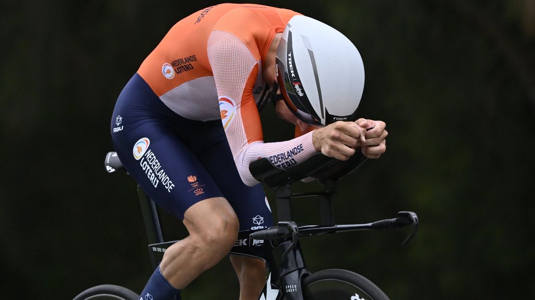 Bauke Mollema rijdt alleen na materiaalpech
