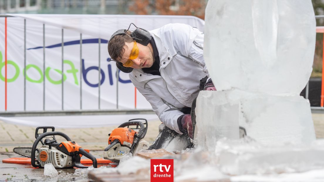 Vijf kunstenaars werkten hard aan de ijsbeelden (Rechten: Kim Stellingwerf/RTV Drenthe)