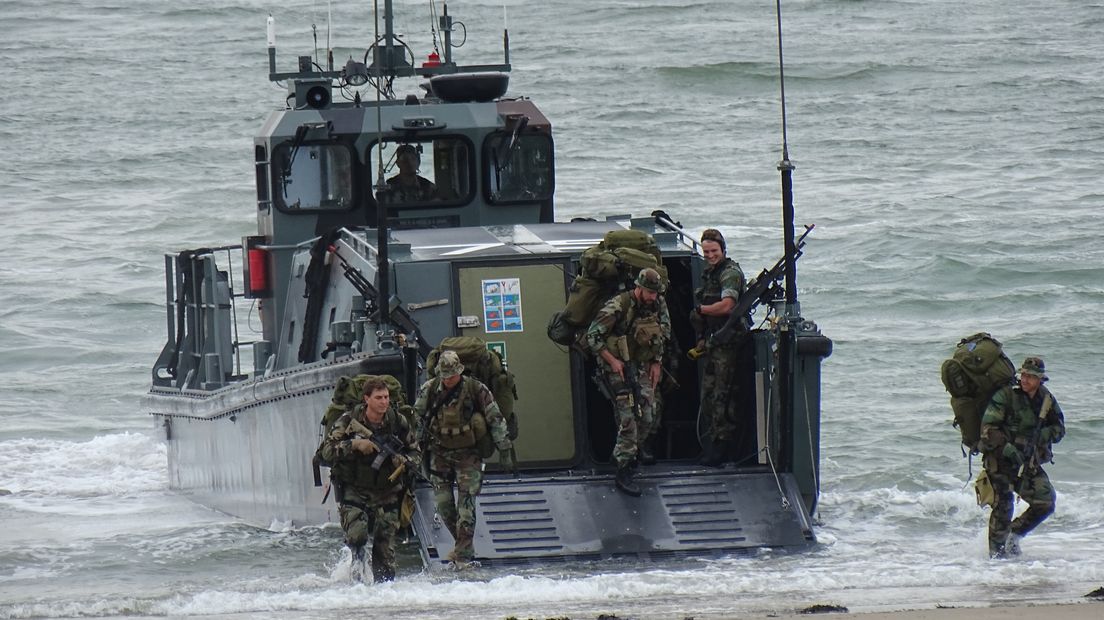 Militairen oefenen op het badstrand van Vlissingen