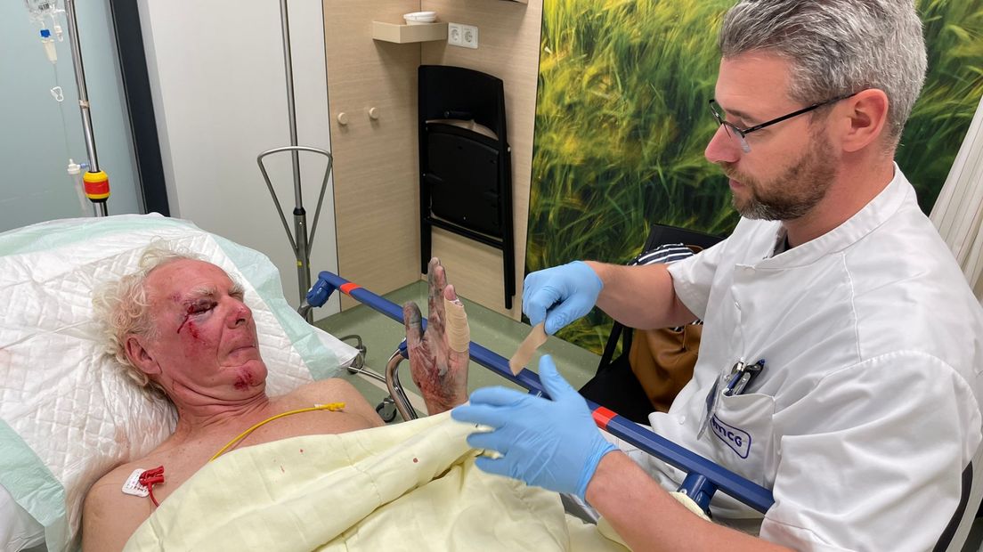 Marco stabiliseert de gebroken pink van de man die van de steiger is gevallen. Foto geplaatst met toestemming van de patiënt.