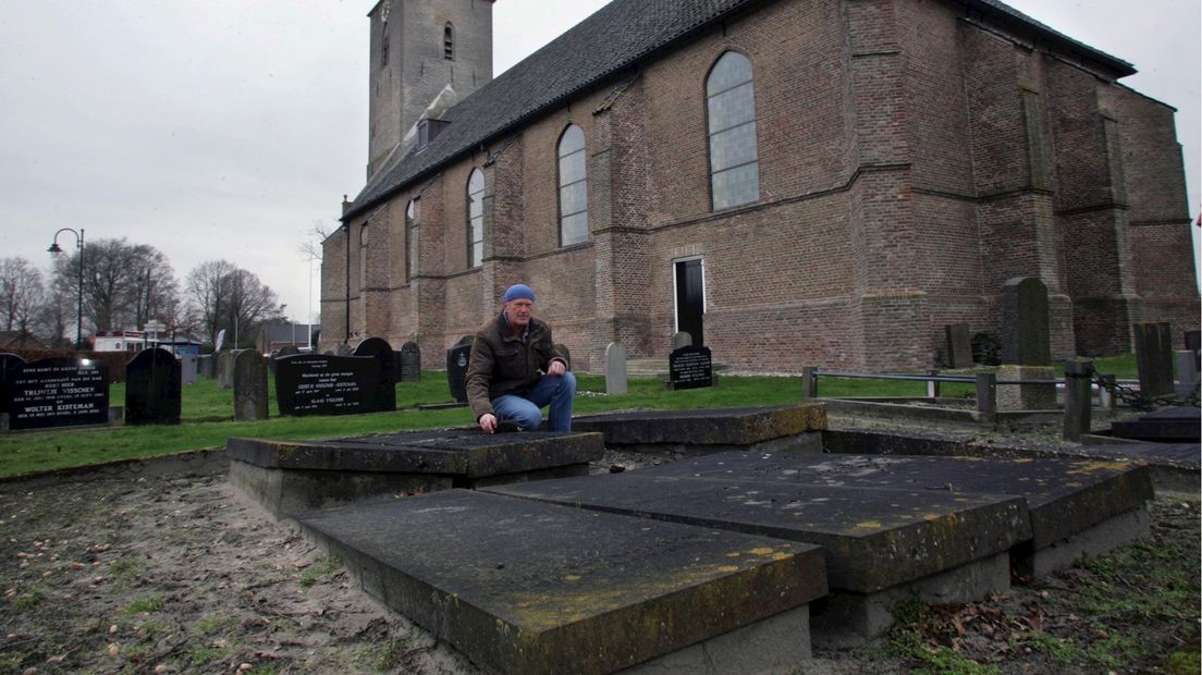 Dirk Kok bij het graf van Ebbinge Wubben