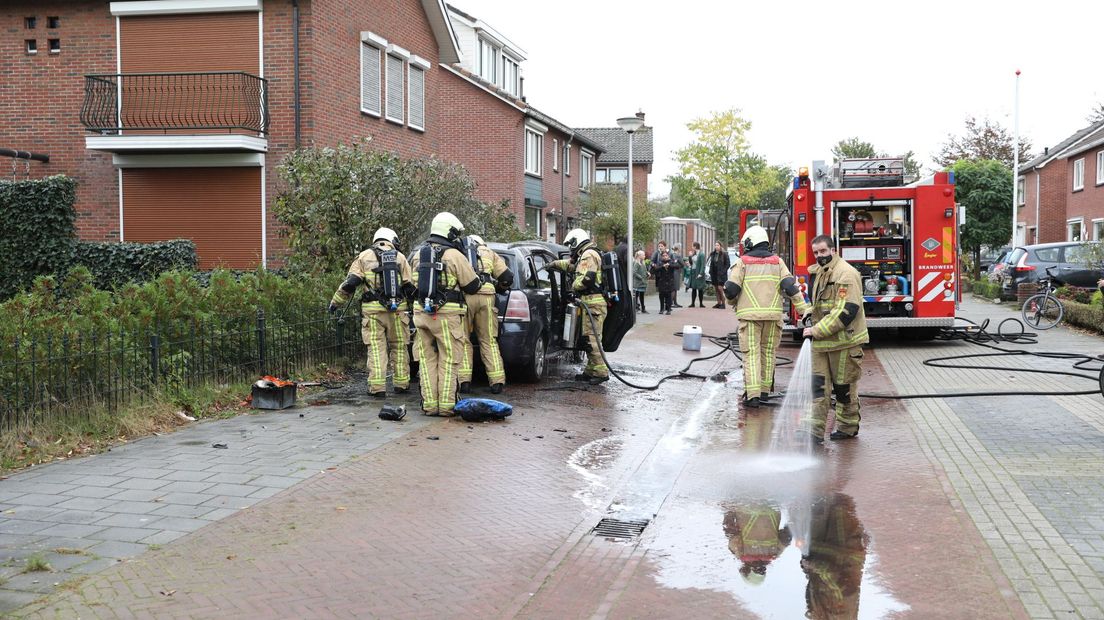 Autobrand trekt bekijks in Nassaustraat Rijssen