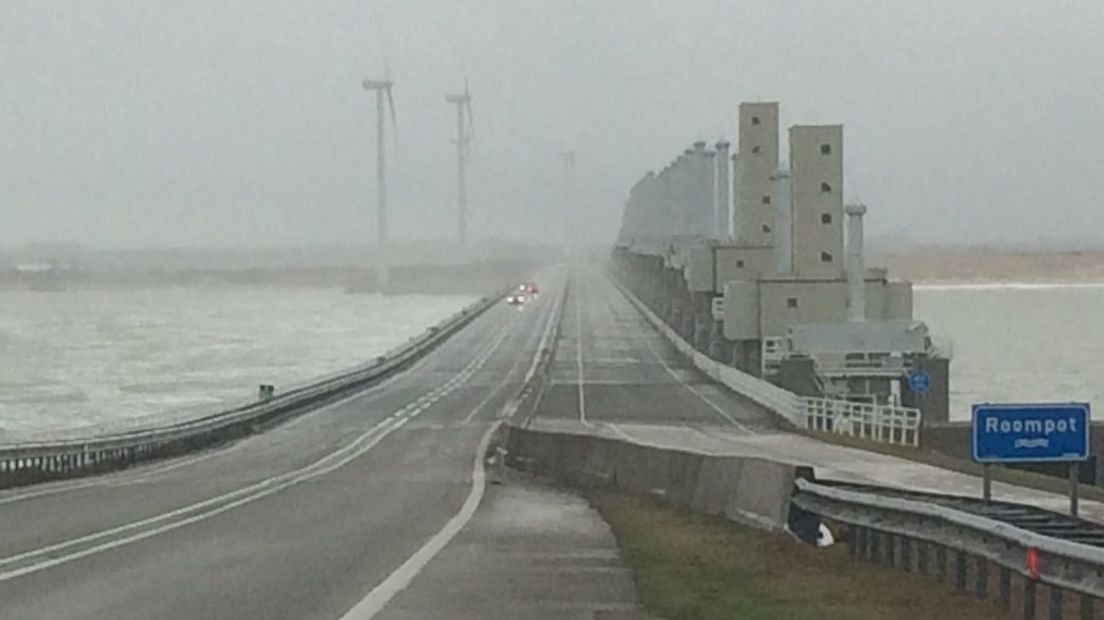 Oosterscheldekering niet gesloten, zorgen nog niet voorbij (video)