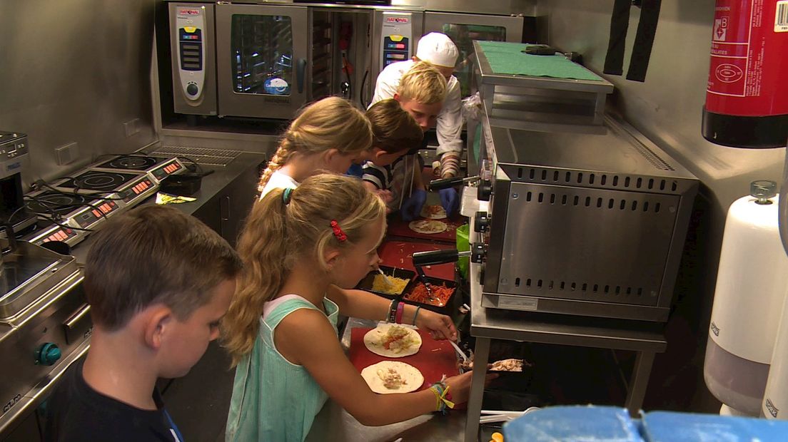 Kinderen leren gezond koken in bus Lonneker