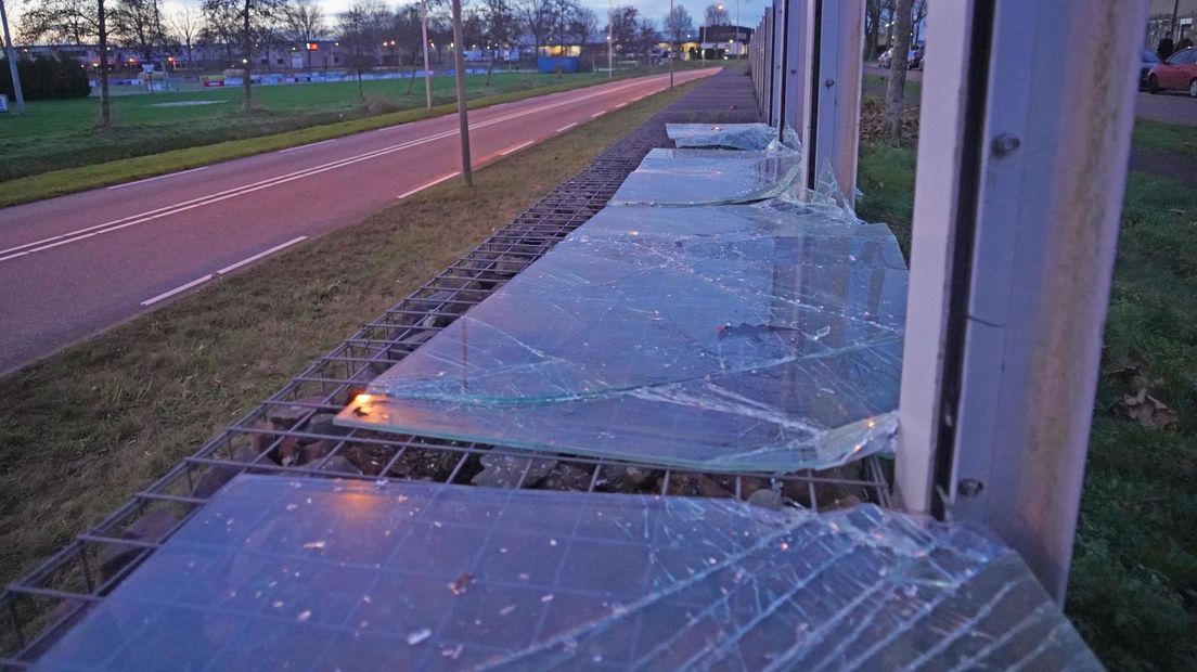 Glazen platen vernield in Meppel