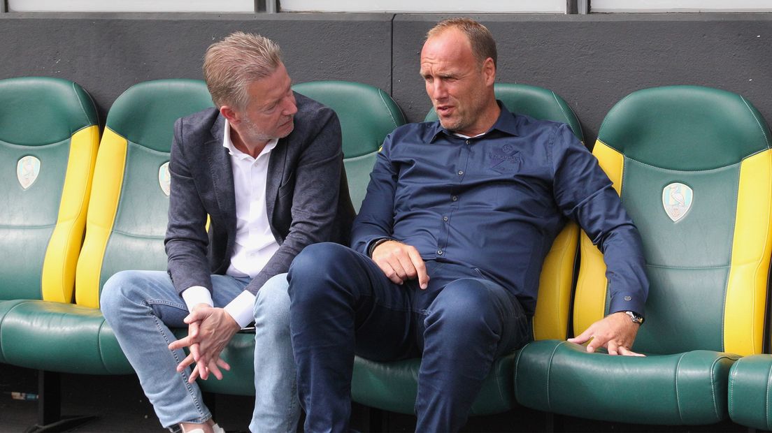 Dick Lukkien naast FC Emmen-bestuursvoorzitter Ronald Lubbers die een drukke laatste transferdag tegemoet gaat (Rechten: Gerrit Rijkens)