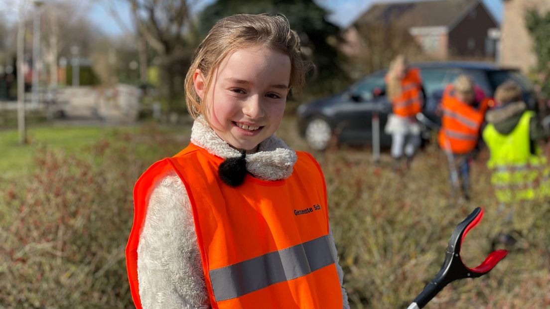 Sophie (8) uit Smilde ruimt afval op in haar wijk - RTV Drenthe