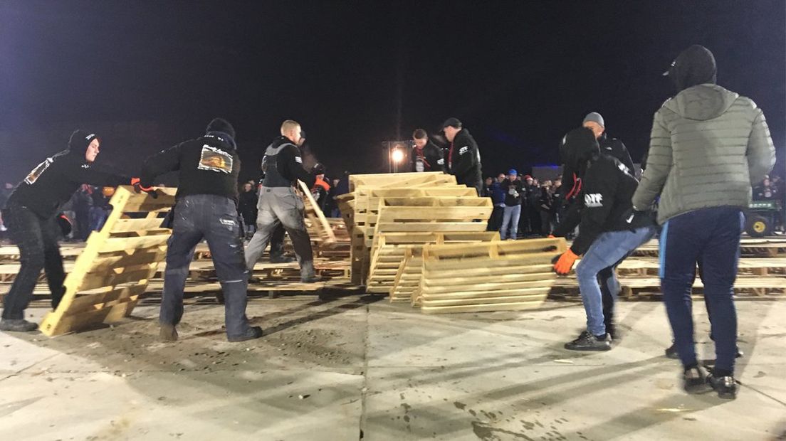 Duindorpers werken hard aan het stapelen van de pallets.