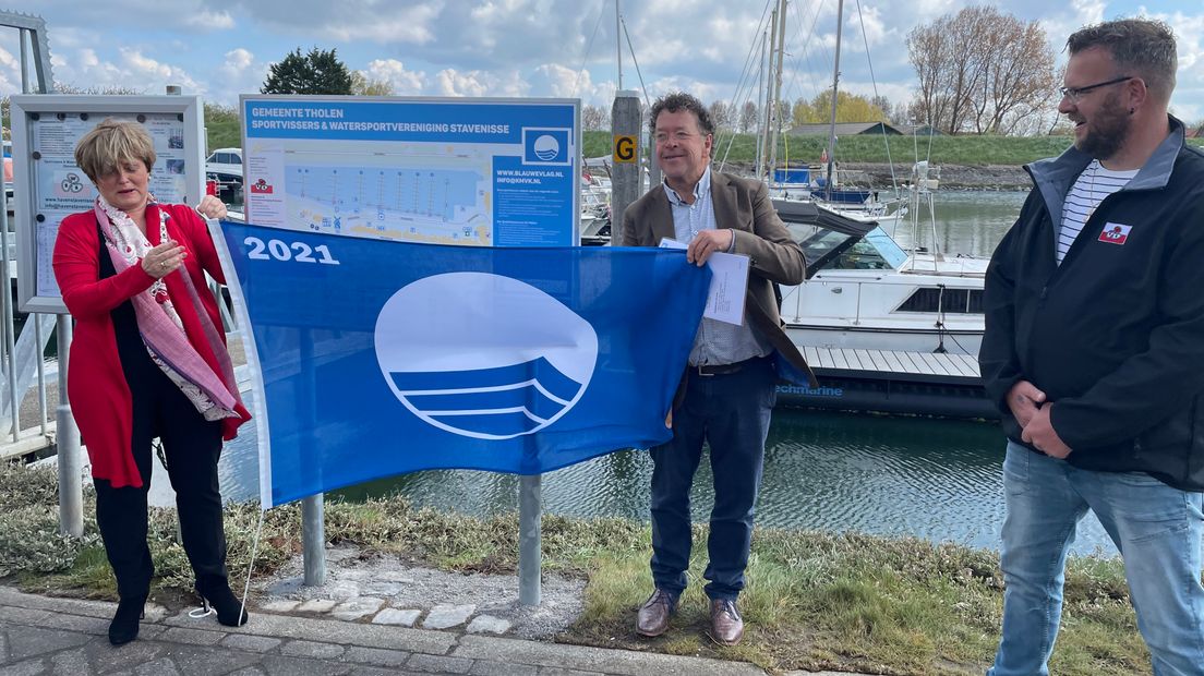 Het bord waarop staat dat de haven Stavenisse een blauwe vlag heeft.