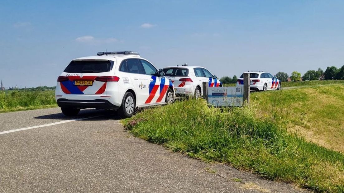 Politie bij de Lek in Culemborg, waar een vermiste man dood is aangetroffen