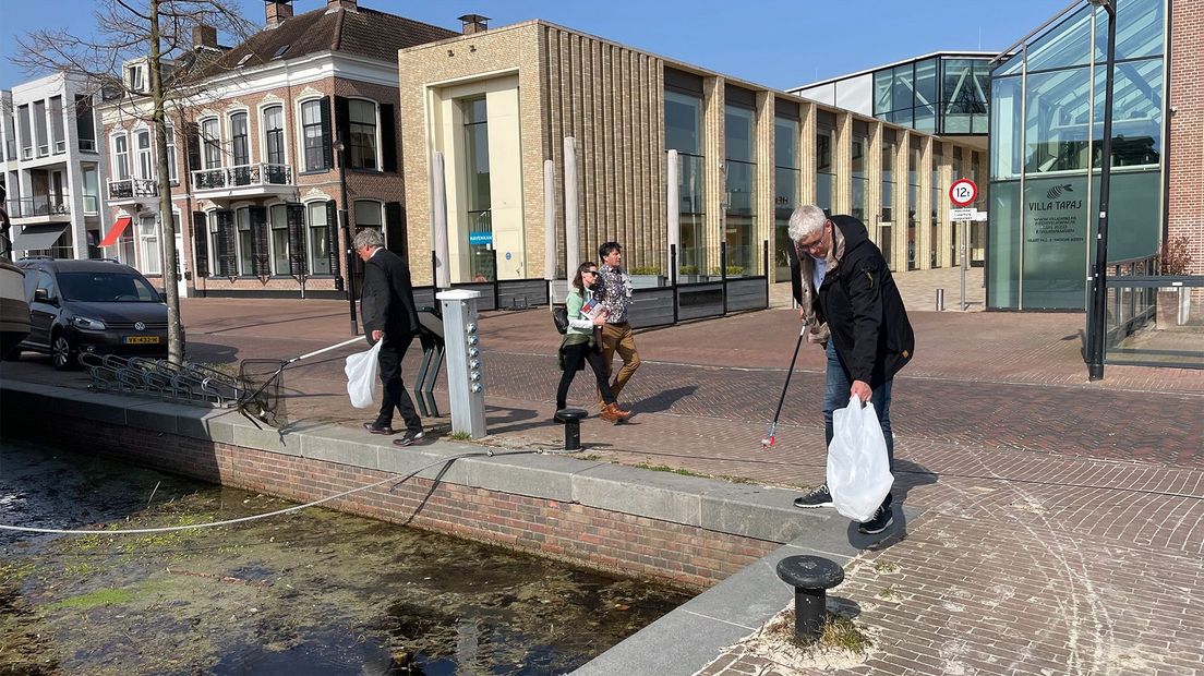 Op Wereldwaterdag wordt De Vaart in Assen schoongemaakt.