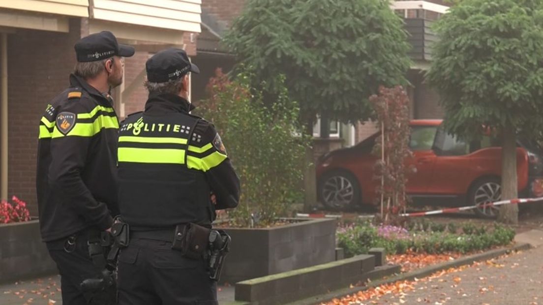 De 27-jarige man uit Hengelo die ervan wordt verdacht zijn ouders te hebben vermoord, hoorde stemmen in zijn hoofd toen hij die bewuste avond probeerde te gaan slapen. Ook dacht hij dat hij werd afgeluisterd. Zijn gedachten zeiden tegen zijn lichaam: doe iets.