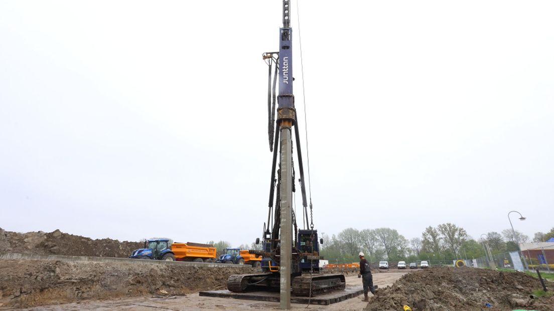 De eerste paal gaat de grond in
