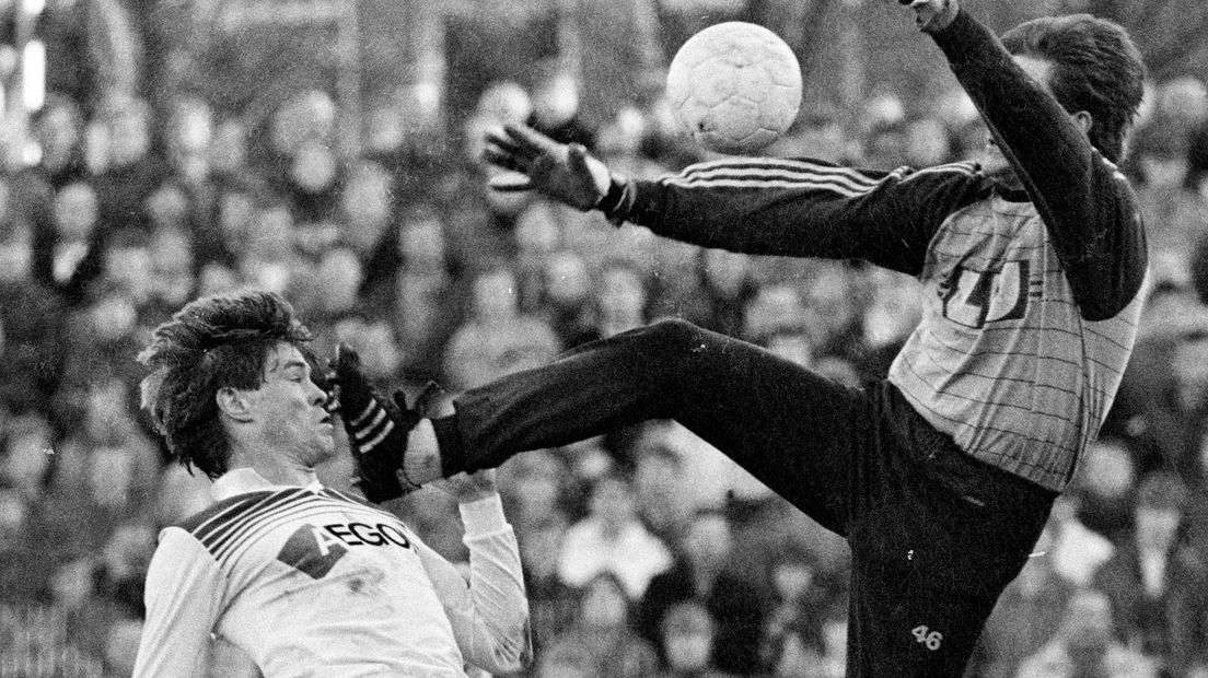 Rob McDonald wordt belaagd door de doelman van Fortuna Sittard in 1984
