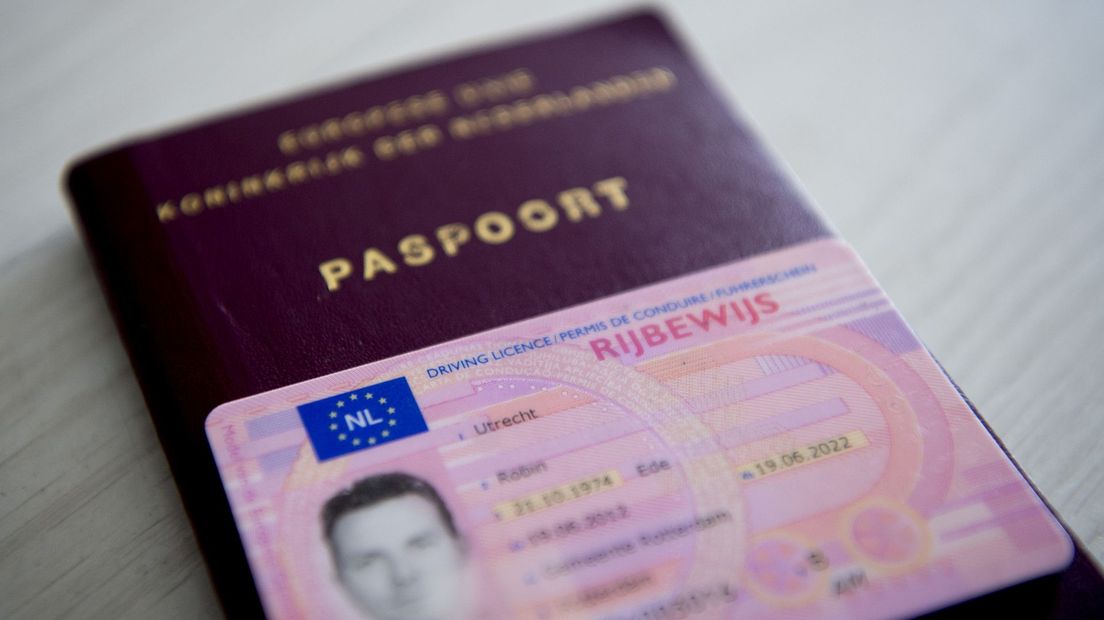 De verdachte zou valse paspoorten en een vals rijbewijs hebben verstrekt