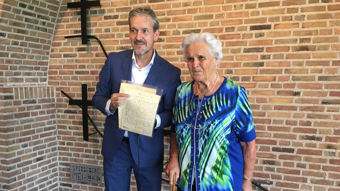 Burgemeester Hans van der Pas en Centijne von Lindern.