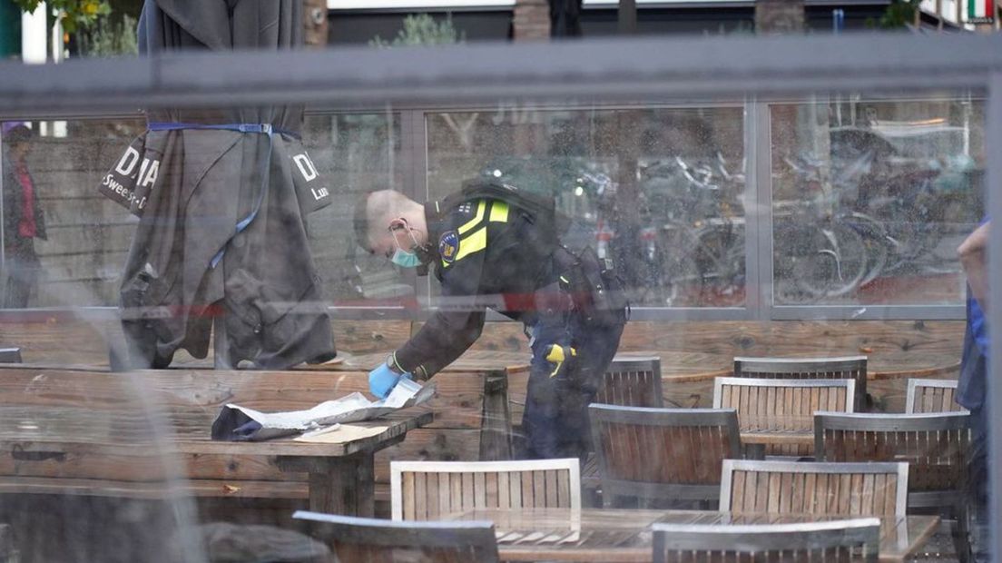 De politie stelt sporen veilig op een terras.