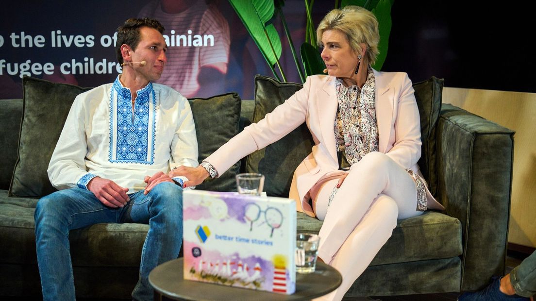 Een geëmotioneerde prinses Laurentien met de initiatiefnemer van het boek