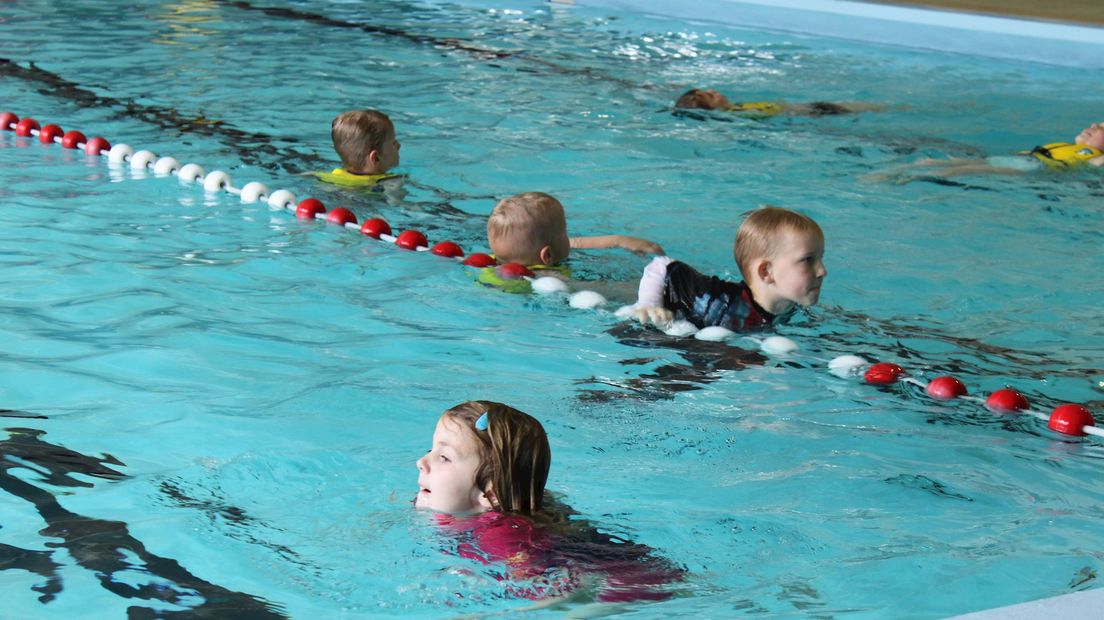 Kinderen krijgen weer zwemles