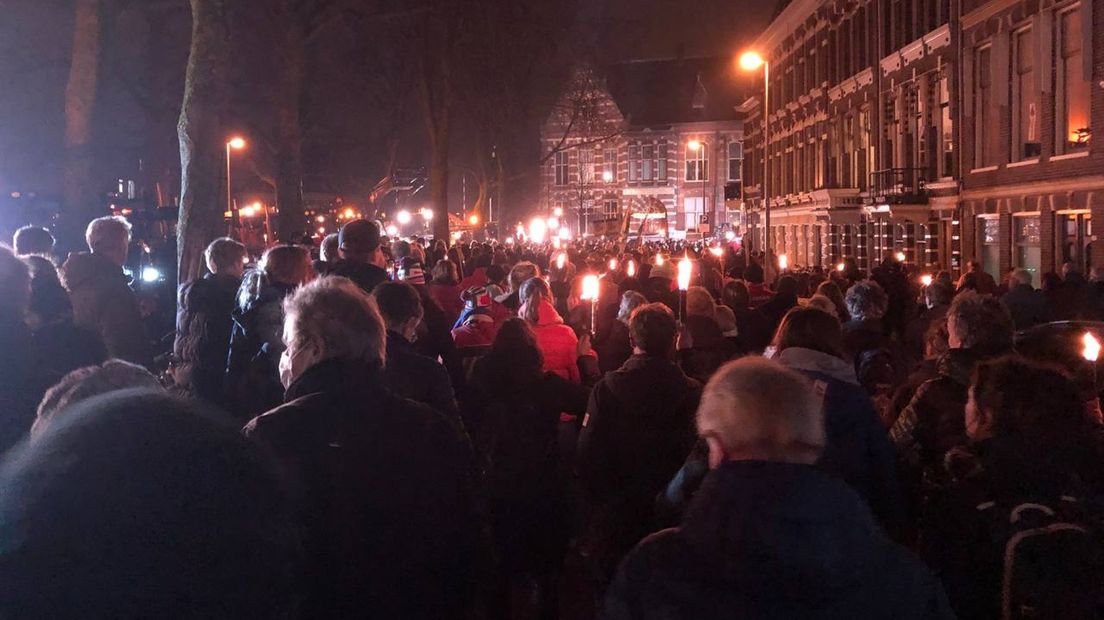 Mensen deden massaal mee aan de fakkeloptocht