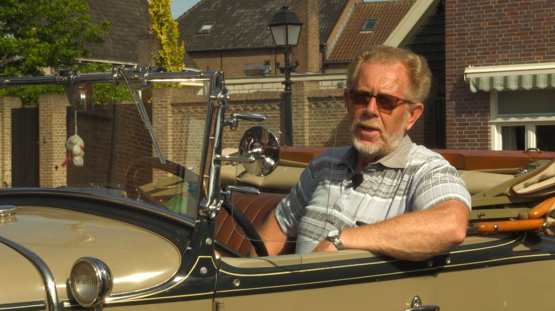 Nijs de Zeeuw in zijn Ford Model A Roadster