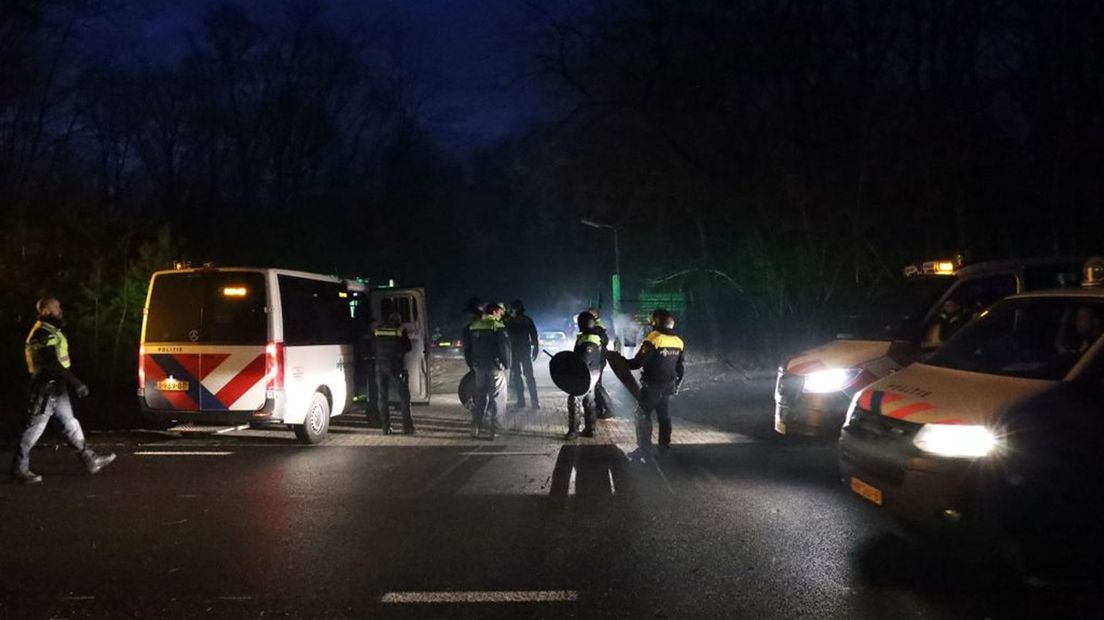 Vier agenten raakten gewond toen ze een einde maakten aan een illegaal feest aan de Koningsweg in Arnhem.