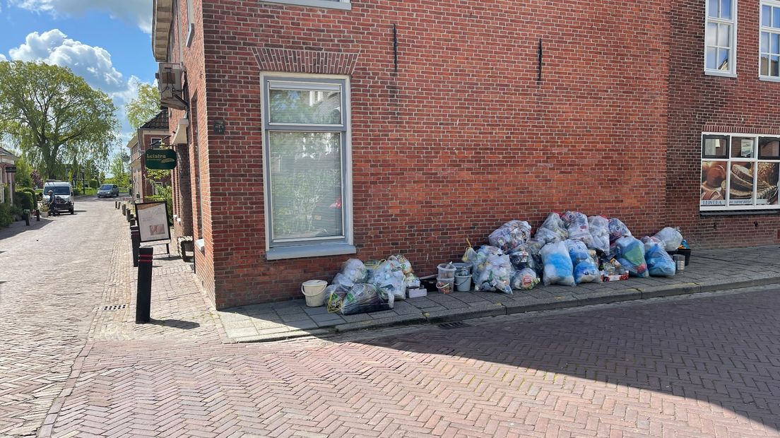 De afvalzakken naast de bakkerij, voordat de milieuboer langskwam