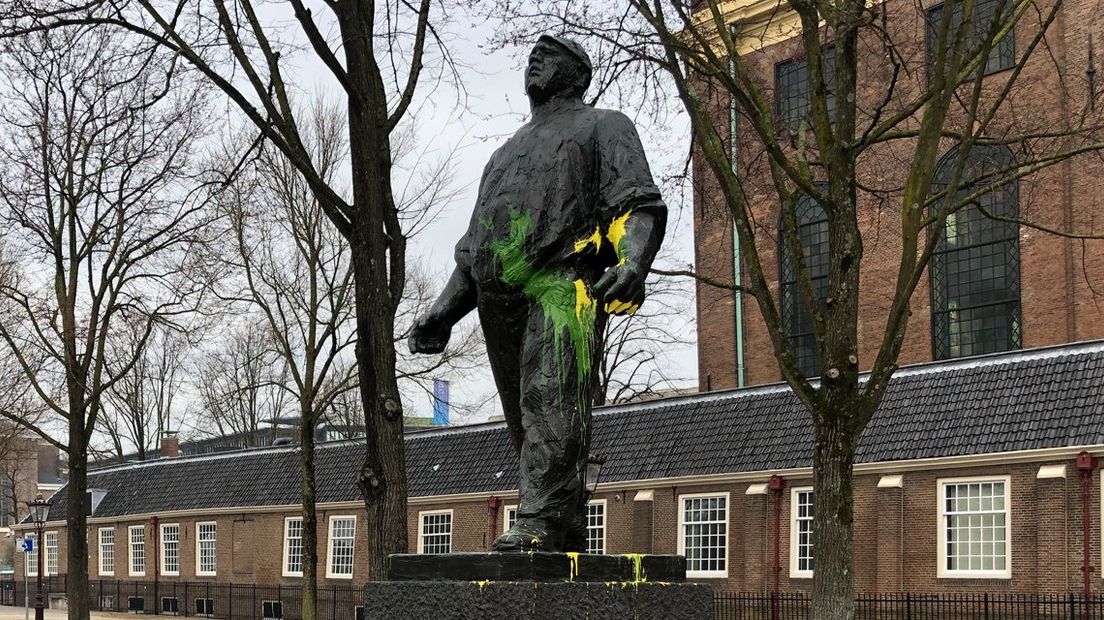 De Dokwerker is beklad 
