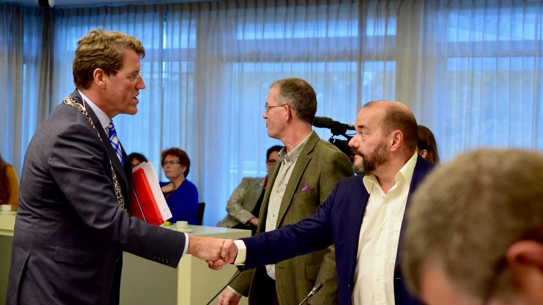 Burgemeester Eric van Oosterhout begroet Kees Dijkstra (Rechten: Steven Stegen / RTV Drenthe)